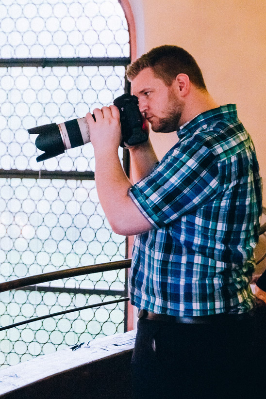 Porträtbild von Hochzeits-Fotograf Samuel Gesang konzentriert bei der kirchlichen Trauung in Karlsruhe